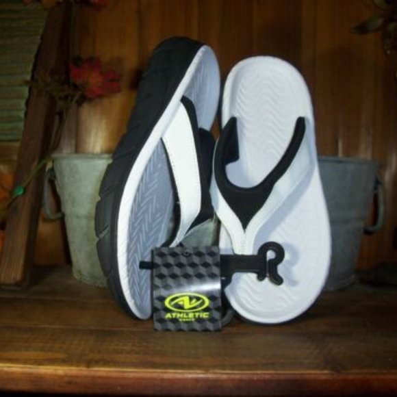 ATHLETIC WORKS LADIES WOMENS WHITE FLIP FLOPS SANDALS SHOES HIGHTAIL NEW - Picture 1 of 1